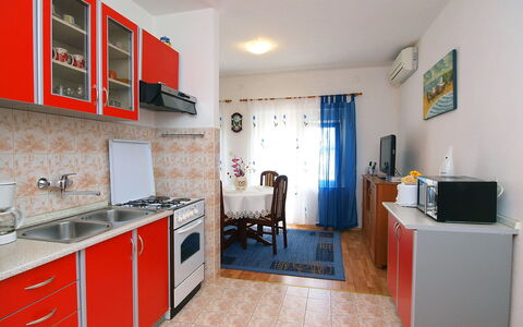 Sofija: Cabinetry, Eigendom, Meubilair, Wastafel, Lade, Countertop, Huishoudapparatuur, Interieur Ontwerp, Flooring, Verdieping