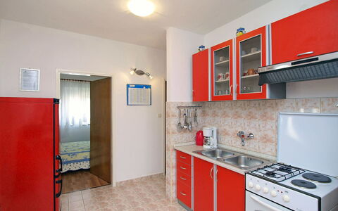 Sofija: Cabinetry, Countertop, Wastafel, Kraan, Fornuis, Interieur Ontwerp, Gebouw, Loodgieterswerkinrichting, Huishoudapparatuur