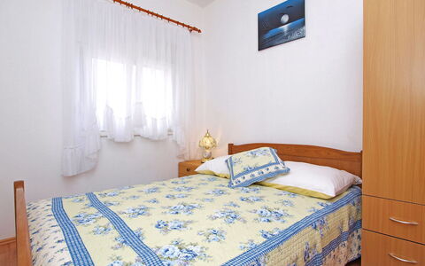 Sofija: Meubilair, Eigendom, Azure, Interieur Ontwerp, Textiel, Gebouw, Bed, Venster, Verdieping