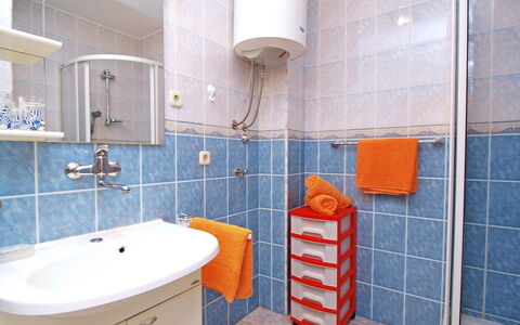 Sofija: Kraan, Wastafel, Wastafel In De Badkamer, Loodgieterswerkinrichting, Spiegel, Badkamer, Verlichting, Purper, Interieur Ontwerp, Verdieping
