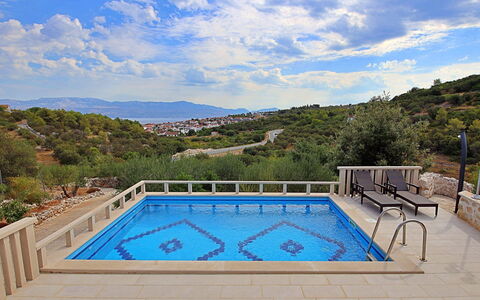Villa Tonka: Water, Lucht, Wolk, Watervoorraden, Azure, Boom, Natuurlijk Landschap, Strand, Kust En Oceanic Landvormen, Fabriek