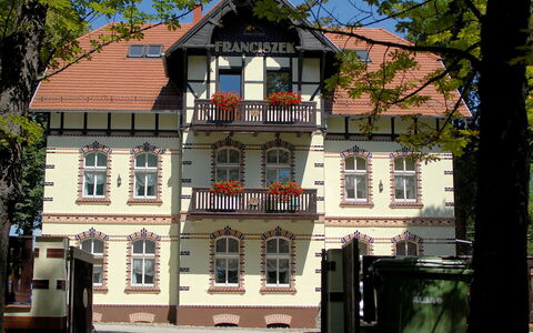 Szczawno Zdroj 100: Gebouw, Eigendom, Venster, Lucht, Boom, Deur, Buurt, Facade, Huis, Verblijf