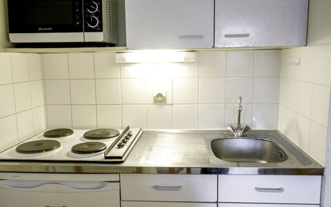 Plein Ciel: Countertop, Cabinetry, Eigendom, Gootsteen, Wastafel, Fornuis, Keuken, Zwart, Gasfornuis, Cooktop