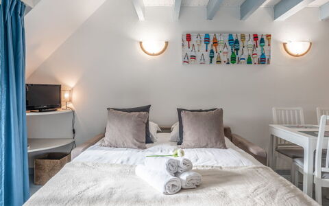 Les Pins: Meubilair, Gebouw, Eigendom, Blauw, Comfort, Azure, Tafel, Verlichting, Hout, Textiel