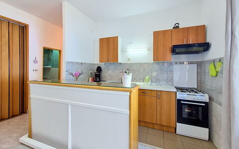 Vesna: Flooring, Keuken, Meubilair, Countertop, Interieur Ontwerp, Verdieping, Hout, Toestel Van De Keuken, Cabinetry, Major Appliance