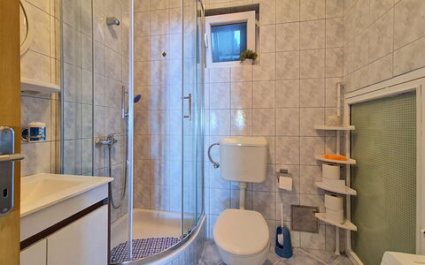 Vesna: Badkamer, Loodgieterswerkinrichting, Flooring, Wastafel In De Badkamer, Interieur Ontwerp, Verdieping, Toilet, Wc Bril, Wastafel, Kraan