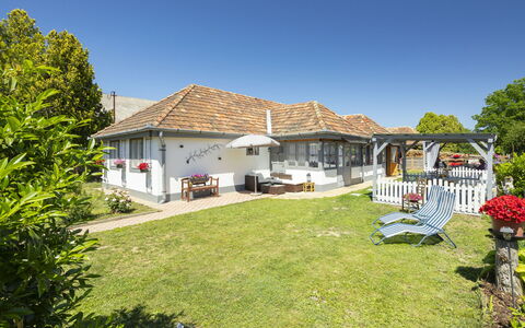 Sunny: Lucht, Dak, Huis, Struik, Huis, Verblijf, Woongebied, Land Lot, Landelijk Gebied