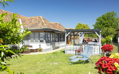 Sunny: Dak, Huis, Woongebied, Huis, Verblijf, Struik, Veranda, Land Lot, Schaduw