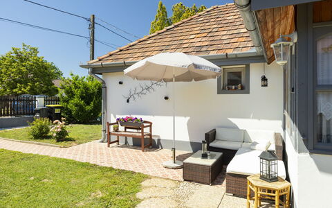 Sunny: Gebouw, Huis, Dak, Huis, Woongebied, Meubilair, Verblijf, Buitenmeubels, Tuin, Schaduw
