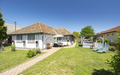 Sunny: Huis, Dak, Woongebied, Huis, Struik, Verblijf, Land Lot, Gazon, Schaduw, Tuin