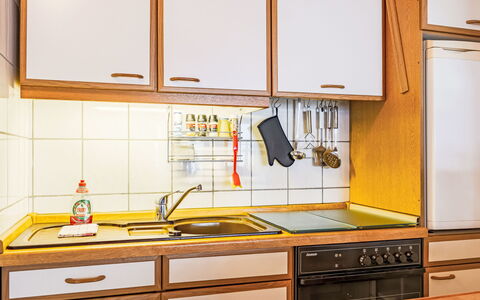 Sunny: Keuken, Hout, Countertop, Interieur Ontwerp, Gootsteen, Toestel Van De Keuken, Major Appliance, Cabinetry, Flooring, Kamer