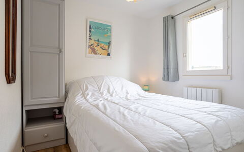 Front de Mer: Woongebied, Struik, Huis, Tuin, Huis, Land Lot, Dak, Schaduw, Gazon