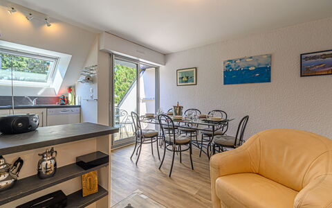 Phare de Kernevest: Fabriek, Meubilair, Gebouw, Eigendom, Tafel, Stoel, Schaduw, Venster, Interieur Ontwerp, Verlichting