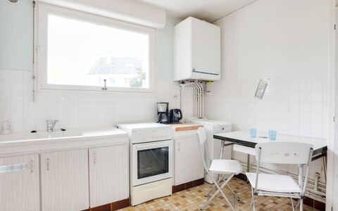 Penthievre: Countertop, Cabinetry, Meubilair, Gootsteen, Eigendom, Wastafel, Venster, Kraan, Keuken, Fornuis