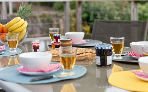 Penthievre: Voedsel, Tableware, Tafel, Drinkware, Dishware, Kop, Geel, Serveware, Bord