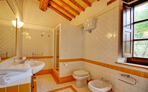 Villa Montalcino: Badkamer, Kamer, Eigendom, Gebouw, Huis, Interieur Ontwerp, Onroerend Goed, Architectuur, Meubilair, Bad