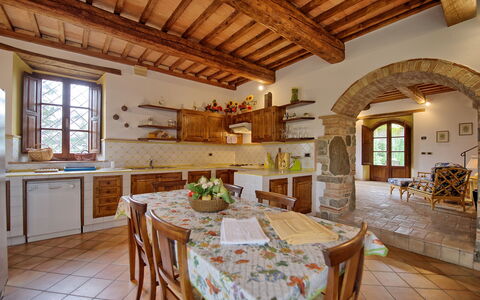 Villa Montalcino: Eigendom, Kamer, Gebouw, Plafond, Interieur Ontwerp, Straal, Meubilair, Huis, Keuken, Huis