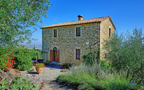 Villa Montalcino: Eigendom, Huis, Blauw, Verblijf, Gebouw, Onroerend Goed, Boerderij, Landelijk Gebied, Muur, Huis