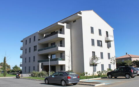 Lup - les Terrasses D'Alistro: Auto, Wiel, Lucht, Gebouw, Eigendom, Fabriek, Venster, Voertuig
