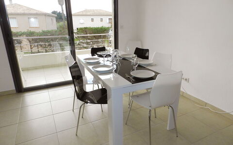 Lup - les Terrasses D'Alistro: Tafel, Meubilair, Gebouw, Stoel, Fabriek, Hout, Venster, Interieur Ontwerp, Verdieping, Flooring