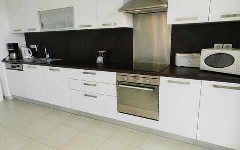 Lup - les Terrasses D'Alistro: Cabinetry, Countertop, Kraan, Gootsteen, Fornuis, Toestel Van De Keuken, Product, Keuken, Huishoudapparatuur, Cooktop