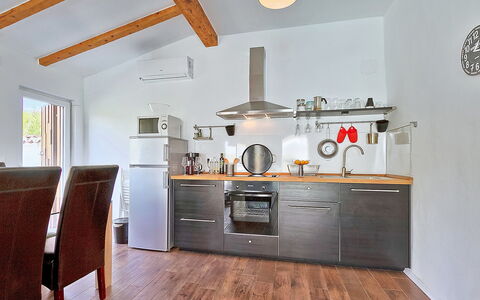 Ravan: Cabinetry, Countertop, Eigendom, Meubilair, Gebouw, Fornuis, Lade, Hout, Verlichting, Keuken