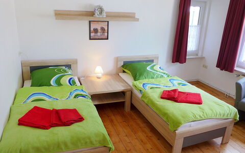 Hage 180: Gebouw, Eigendom, Meubilair, Groen, Comfort, Tafel, Azure, Hout, Bed Frame, Hoofdkussen