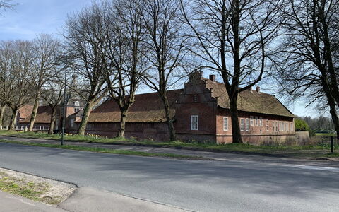 Hage 180: Lucht, Eigendom, Fabriek, Boom, Gebouw, Land Lot, Helling, Schaduw, Asfalt, Hout