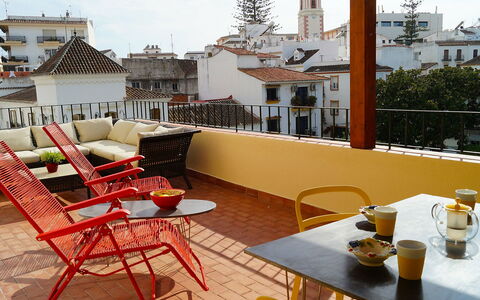 Plaza de Las Flores: Tafel, Meubilair, Eigendom, Gebouw, Bloempot, Lucht, Stoel, Buitentafel, Interieur Ontwerp, Buitenmeubels