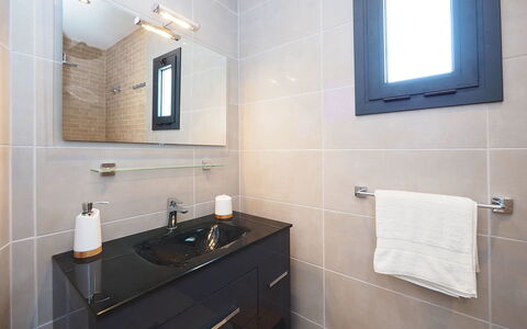 Norfeu: Badkamer, Kamer, Eigendom, Tegel, Kraan, Verdieping, Interieur Ontwerp, Muur, Wastafel, Badkamer Accessoire