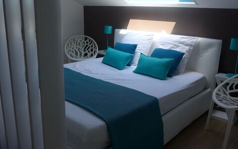 Capbreton 450: Meubilair, Eigendom, Gebouw, Tafel, Comfort, Bed Frame, Azure, Hoofdkussen, Rechthoek, Textiel