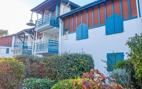 Capbreton 450: Blauw, Struik, Landgoed, Balkon, Schaduw, Landscaping, Villa, Werf, Herenhuis, Hacienda