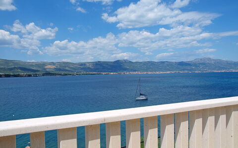 Trogir Arbanija 100: Lucht, Water, Blauw, Zee, Oceaan, Eigendom, Wolk, Horizon, Kust, Azure
