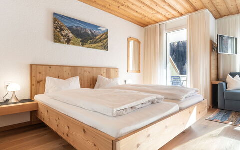 Atlantis Apartments by Mein Samnaun – Mo: Hout, Huis, Slaapkamer, Bergketen, Bed, Hardwood, Bedding, Laken, Glacial Landform, Bed Frame