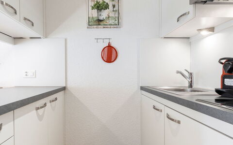 Atlantis Apartments by Mein Samnaun – Mo: Keuken, Countertop, Interieur Ontwerp, Major Appliance, Toestel Van De Keuken, Flooring, Cabinetry, Plafond, Huis, Kamer