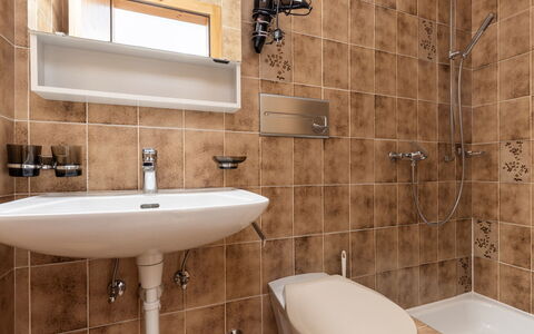 Atlantis Apartments by Mein Samnaun – Mo: Badkamer, Wc Bril, Wastafel In De Badkamer, Loodgieterswerkinrichting, Toilet, Flooring, Wastafel, Interieur Ontwerp, Verdieping, Kraan