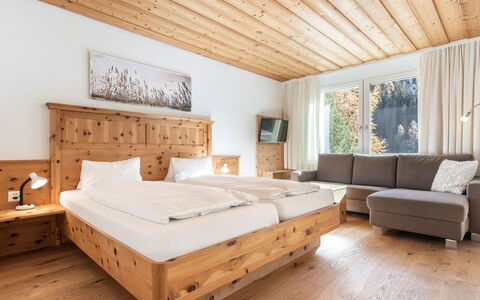 Atlantis Apartments by Mein Samnaun – Mo: Hout, Interieur Ontwerp, Meubilair, Plafond, Hardwood, Bed, Beits, Slaapkamer, Houten Vloer, Plank