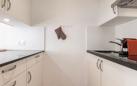 Atlantis Apartments by Mein Samnaun – Mo: Interieur Ontwerp, Hout, Keuken, Flooring, Countertop, Verdieping, Plafond, Cabinetry, Kamer, Toestel Van De Keuken