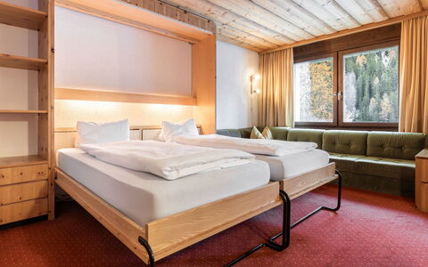 Atlantis Apartments by Mein Samnaun – Mo: Beits, Hardwood, Bed, Gordijn, Slaapkamer, Hotel, Bed Frame, Eco Hotel