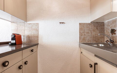 Atlantis Apartments by Mein Samnaun – Mo: Muur, Countertop, Interieur Ontwerp, Flooring, Plafond, Keuken, Verdieping, Loodgieterswerkinrichting, Cabinetry, Kamer