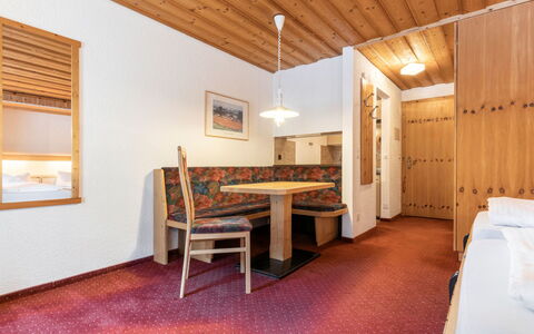 Atlantis Apartments by Mein Samnaun – Mo: Interieur Ontwerp, Plafond, Kamer, Hotel, Fotolijst, Hardwood, Plank, Cabinetry