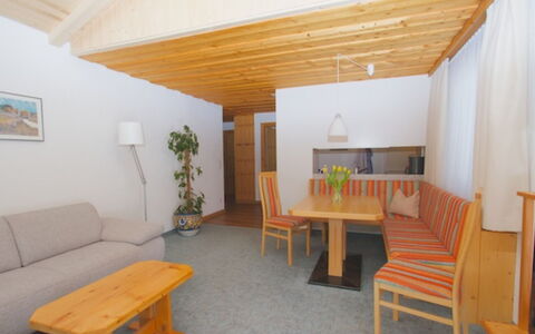 Atlantis Apartments by Mein Samnaun – Mo: Tafel, Lucht, Meubilair, Fabriek, Bloempot, Wolk, Venster, Bloem, Kamerplant, Berg