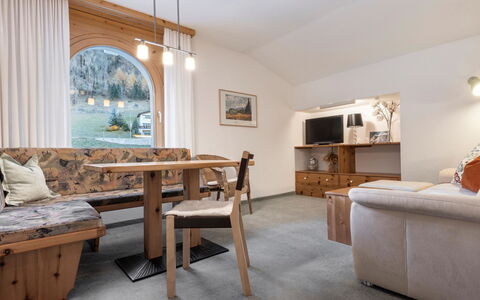 Atlantis Apartments by Mein Samnaun – Mo: Meubilair, Interieur Ontwerp, Hout, Flooring, Plafond, Verdieping, Kamer, Verlichting, Woonkamer, Bankstel