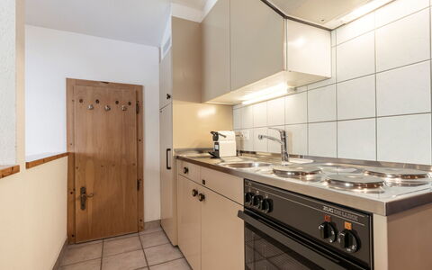 Atlantis Apartments by Mein Samnaun – Mo: Hout, Flooring, Interieur Ontwerp, Plafond, Keuken, Major Appliance, Cabinetry, Verdieping, Kamer, Countertop