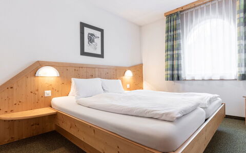 Atlantis Apartments by Mein Samnaun – Mo: Slaapkamer, Bed, Bed Frame, Hotel, Bedding, Hardwood, Laken, Matras, Matras