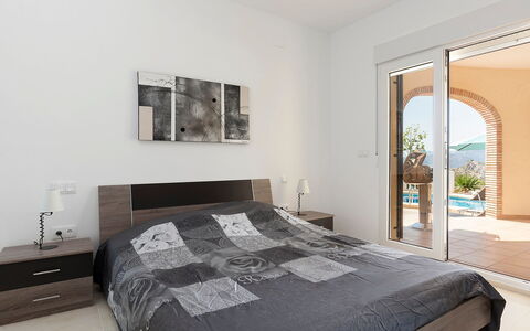 Capi: Slaapkamer, Meubilair, Eigendom, Bed, Kamer, Laken, Bed Frame, Bedding, Interieur Ontwerp, Verdieping