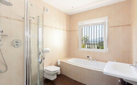 Capi: Badkamer, Kamer, Eigendom, Interieur Ontwerp, Tegel, Loodgieterswerkinrichting, Muur, Bad, Gebouw, Plafond