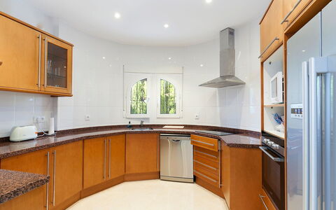 Capi: Countertop, Kamer, Eigendom, Meubilair, Cabinetry, Keuken, Gebouw, Interieur Ontwerp, Onroerend Goed, Huis