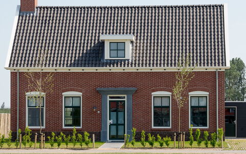 Ganuenta: Fabriek, Venster, Gebouw, Land Lot, Hout, Huis, Gras, Deur, Steen