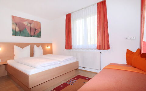 Schaller: Meubilair, Comfort, Bed Frame, Hout, Gebouw, Oranje, Textiel, Interieur Ontwerp, Venster, Schaduw